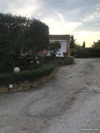 فيلا Lançon-Provenceفي Studio 30 M² المظهر الخارجي الصورة